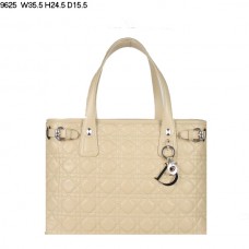 Dior Panarea Średnia torba na ramię, morelowa skóra jagnięca (złote okucia) 9625 Dior Panarea Średnia torba na ramię, morelowa skóra jagnięca (złote okucia) 9625