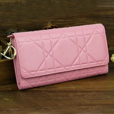 Portfel Christian Dior Cannage Continental ze skóry lakierowanej 0016 w kolorze różowym Portfel Christian Dior Cannage Continental ze skóry lakierowanej 0016 w kolorze różowym