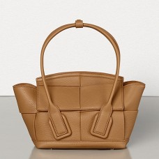 Torebka Bottega Veneta Mini Arco 29 ze skóry cielęcej o fakturze karmelu