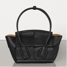 Torebka Bottega Veneta Mini Arco 29 z czarnej licowej skóry cielęcej