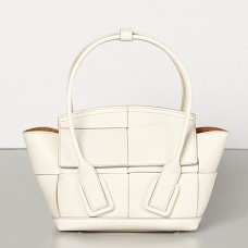Torebka Bottega Veneta Mini Arco 29 z białej plecionej skóry cielęcej