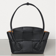 Torebka Bottega Veneta Small Arco 33 z czarnej licowej skóry cielęcej