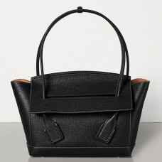 Torebka Bottega Veneta Arco 33 z czarnej ziarnistej skóry cielęcej