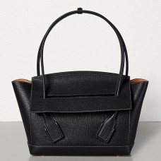 Torebka Bottega Veneta Arco 48 z czarnej ziarnistej skóry cielęcej