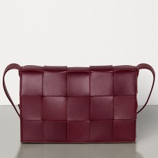 Torba kasetowa Bottega Veneta z bordowej skóry jagnięcej