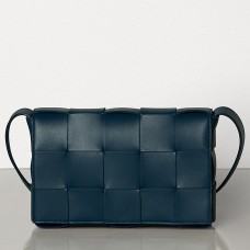 Torba kasetowa Bottega Veneta z ciemnoniebieskiej skóry jagnięcej