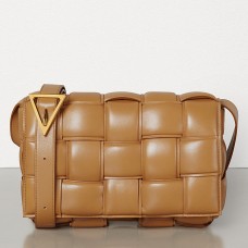 Torba kasetowa Bottega Veneta z wyściółką ze skóry cielęcej w kolorze karmelowym