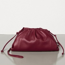 Bottega Veneta The Pouch 20 Clutch z bordowej skóry cielęcej Bottega Veneta The Pouch 20 Clutch z bordowej skóry cielęcej