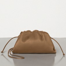 Bottega Veneta The Pouch 20 Clutch z brązowej skóry cielęcej Bottega Veneta The Pouch 20 Clutch z brązowej skóry cielęcej