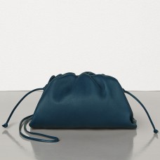 Kopertówka Bottega Veneta The Pouch 20 ze skóry cielęcej w kolorze granatowym