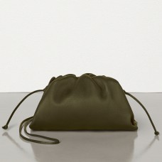 Bottega Veneta The Pouch 20 Clutch w kolorze musztardowej skóry cielęcej Bottega Veneta The Pouch 20 Clutch w kolorze musztardowej skóry cielęcej