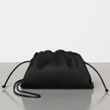 Bottega Veneta The Pouch 20 Clutch z czarnej skóry cielęcej Bottega Veneta The Pouch 20 Clutch z czarnej skóry cielęcej