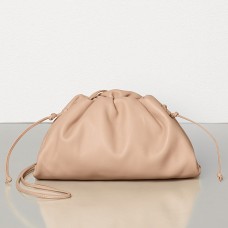 Bottega Veneta The Pouch 20 Clutch z cielęcej skóry w kolorze cielistym Bottega Veneta The Pouch 20 Clutch z cielęcej skóry w kolorze cielistym