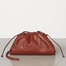 Bottega Veneta The Pouch 20 Clutch w kolorze rdzawej skóry cielęcej Bottega Veneta The Pouch 20 Clutch w kolorze rdzawej skóry cielęcej