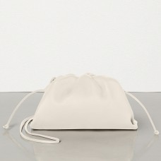Bottega Veneta The Pouch 20 Clutch z białej skóry cielęcej Bottega Veneta The Pouch 20 Clutch z białej skóry cielęcej