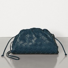 Kopertówka Bottega Veneta The Pouch 20 z ciemnoniebieskiej skóry jagnięcej Intrecciato