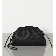 Kopertówka Bottega Veneta The Pouch 20 z czarnej skóry jagnięcej Intrecciato