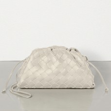 Bottega Veneta The Pouch 20 Kopertówka z gipsowej skóry jagnięcej Intrecciato Bottega Veneta The Pouch 20 Kopertówka z gipsowej skóry jagnięcej Intrecciato