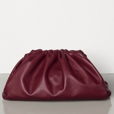 Bottega Veneta The Pouch Clutch z bordowej skóry cielęcej