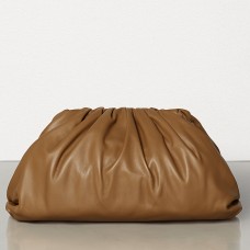 Bottega Veneta The Pouch Clutch z cielęcej skóry w kolorze camelowym