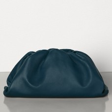 Bottega Veneta The Pouch Clutch z granatowej skóry cielęcej