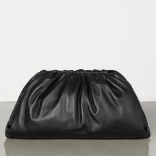 Bottega Veneta The Pouch Clutch z czarnej skóry cielęcej