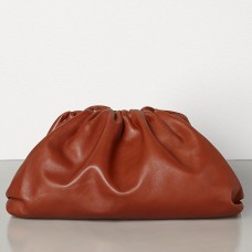 Bottega Veneta The Pouch Clutch z rdzawej skóry cielęcej