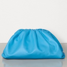 Bottega Veneta The Pouch Clutch z niebieskiej skóry cielęcej