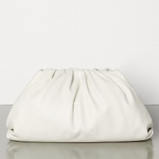 Bottega Veneta The Pouch Clutch z białej skóry cielęcej