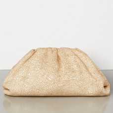 Bottega Veneta The Pouch Clutch z beżowej skóry Craquele Bottega Veneta The Pouch Clutch z beżowej skóry Craquele