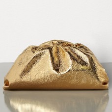Kopertówka Bottega Veneta The Pouch ze złotej metalicznej skóry