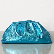 Bottega Veneta The Pouch Clutch z niebieskiej metalicznej skóry