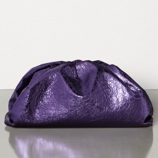 Bottega Veneta The Pouch Clutch ze skóry Viola Metallic