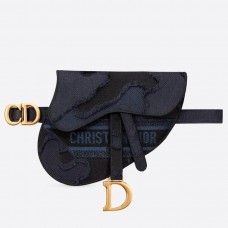 Torebka-nerka Dior Saddle Pouch z płótna w kolorze niebieskiego kamuflażu Torebka-nerka Dior Saddle Pouch z płótna w kolorze niebieskiego kamuflażu
