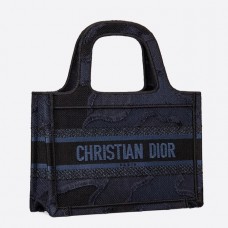 Torba Dior Mini Book Tote z niebieskiego płótna w kamuflażu Torba Dior Mini Book Tote z niebieskiego płótna w kamuflażu