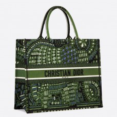 Torba Dior Book Tote Dior z zielonego płótna z haftowanymi zwierzętami Torba Dior Book Tote Dior z zielonego płótna z haftowanymi zwierzętami