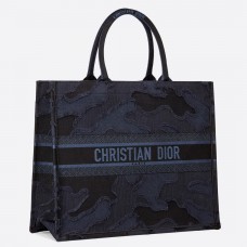 Torba Dior Book Tote z niebieskiego kamuflażu z haftowanym płótnem Torba Dior Book Tote z niebieskiego kamuflażu z haftowanym płótnem