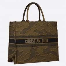 Torba Dior Book Tote z zielonego kamuflażu z haftowanym płótnem Torba Dior Book Tote z zielonego kamuflażu z haftowanym płótnem
