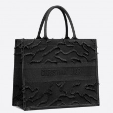 Torba Dior Book Tote z czarnego płótna z haftem w kamuflażu Torba Dior Book Tote z czarnego płótna z haftem w kamuflażu
