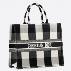 Torba typu tote Dior Book z płótna w biało-czarną kratkę z haftem Torba typu tote Dior Book z płótna w biało-czarną kratkę z haftem