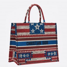 Torba typu tote Dior Book z płótna z haftowaną flagą amerykańską Torba typu tote Dior Book z płótna z haftowaną flagą amerykańską