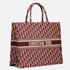 Torba typu tote Dior Book z bordowego płótna z haftem w kształcie skośnym Torba typu tote Dior Book z bordowego płótna z haftem w kształcie skośnym