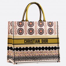 Torba typu tote Dior Book z płótna z wielokolorowym geometrycznym motywem Torba typu tote Dior Book z płótna z wielokolorowym geometrycznym motywem