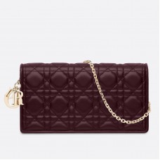 Kopertówka Dior Lady Dior z łańcuszkiem w kolorze bordowym z jagnięcej skóry Kopertówka Dior Lady Dior z łańcuszkiem w kolorze bordowym z jagnięcej skóry