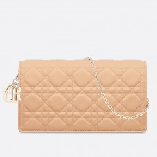 Kopertówka Dior Lady Dior z łańcuszkiem w kolorze cielistym z jagnięcej skóry Kopertówka Dior Lady Dior z łańcuszkiem w kolorze cielistym z jagnięcej skóry