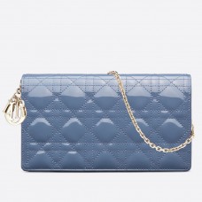 Kopertówka Dior Lady Dior z łańcuszkiem w kolorze dżinsowym, lakierowanym Kopertówka Dior Lady Dior z łańcuszkiem w kolorze dżinsowym, lakierowanym