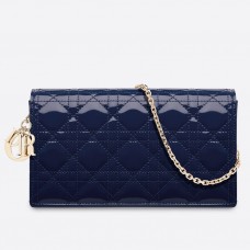 Kopertówka Dior Lady Dior z łańcuszkiem w kolorze indygo w lakierowanym kolorze Kopertówka Dior Lady Dior z łańcuszkiem w kolorze indygo w lakierowanym kolorze