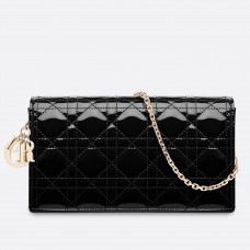 Kopertówka Dior Lady Dior z łańcuszkiem w kolorze czarnym lakierowanym Kopertówka Dior Lady Dior z łańcuszkiem w kolorze czarnym lakierowanym