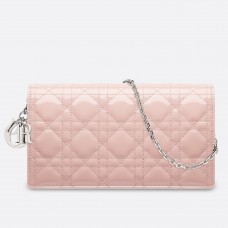 Kopertówka Dior Lady Dior z łańcuszkiem w kolorze różowym lakierowanym Kopertówka Dior Lady Dior z łańcuszkiem w kolorze różowym lakierowanym