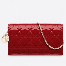 Kopertówka Dior Lady Dior z łańcuszkiem w kolorze czerwonym, lakierowana skóra cielęca Kopertówka Dior Lady Dior z łańcuszkiem w kolorze czerwonym, lakierowana skóra cielęca